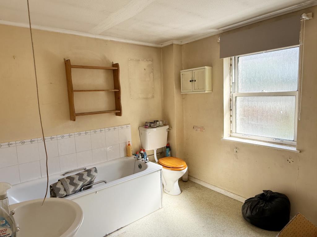 Lot: 104 - HOUSE IN NEED OF IMPROVEMENT - Bathroom of house in need of refurbishment